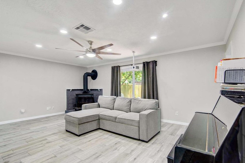 702 Reynolds Ave, League City TX  77573-4123 exterior