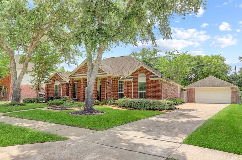 1135 Lake Estates Dr, Sugar Land, TX 77498-5622