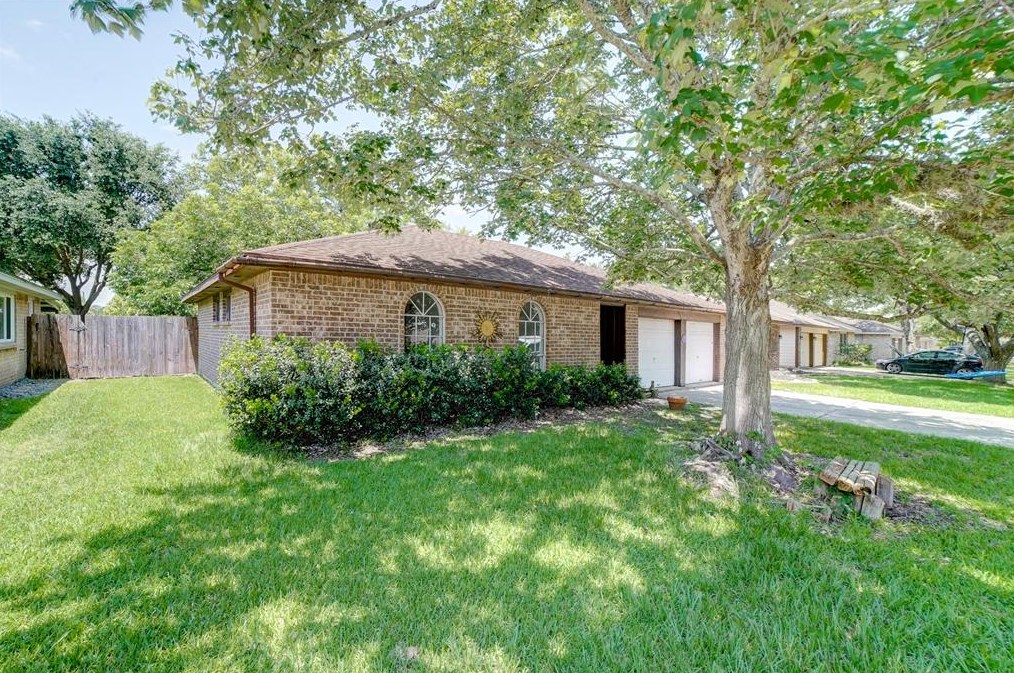 123 Wood Hollow Dr, League City, TX 77573-4327