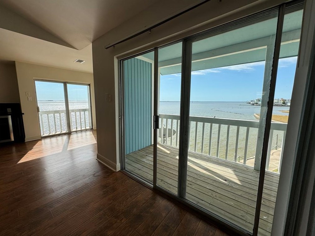 500 Tiki Dr #208, Galveston, TX 77554