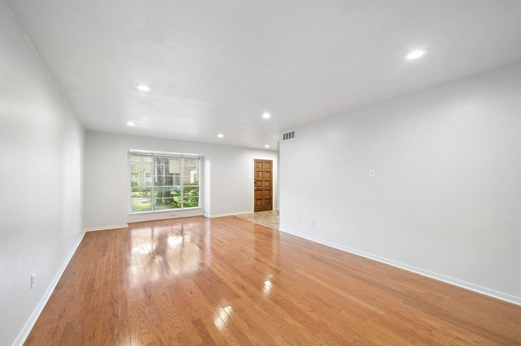 12913 Trail Hollow Dr, Houston TX  77079-3752 exterior