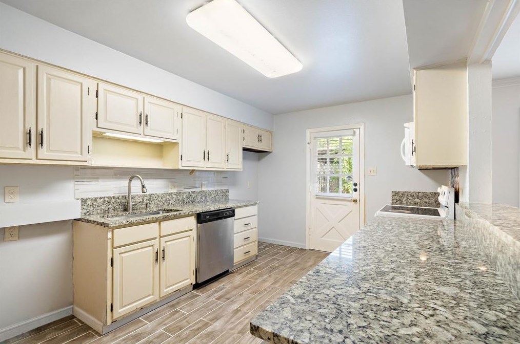 12913 Trail Hollow Dr, Houston TX  77079-3752 exterior