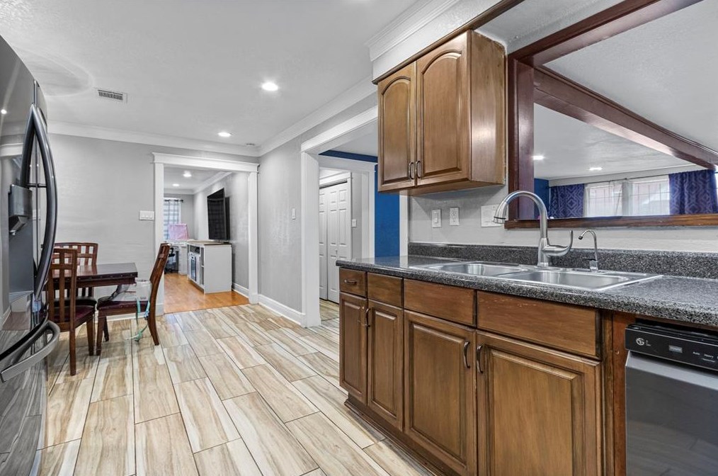 6614 Scribner Rd, Houston TX  77074-6422 exterior