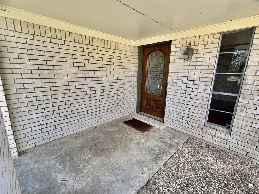 302 Silver Saddle Dr, Angleton, TX 77515