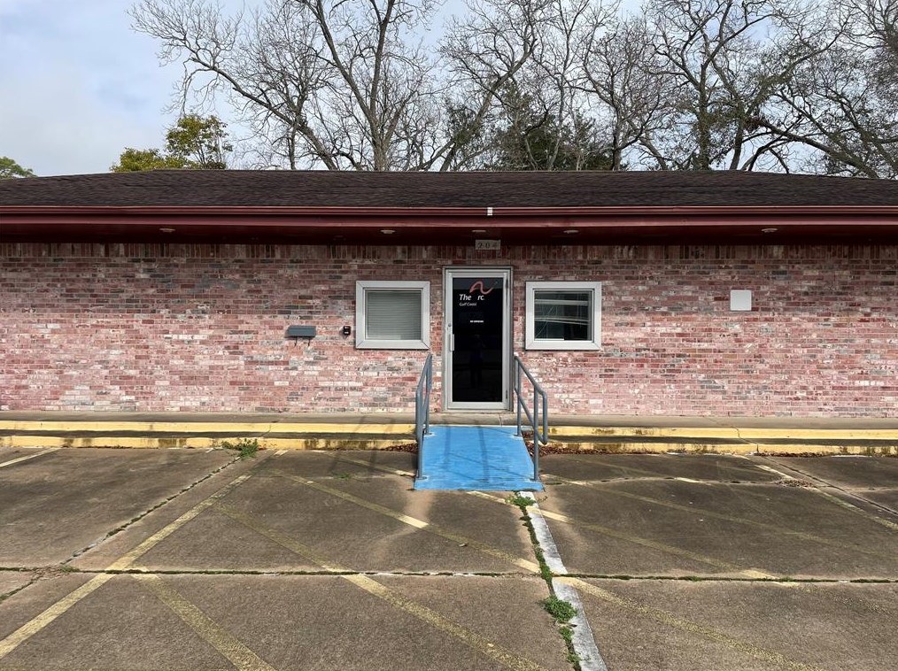 204 W Coombs St, Alvin, TX 77511