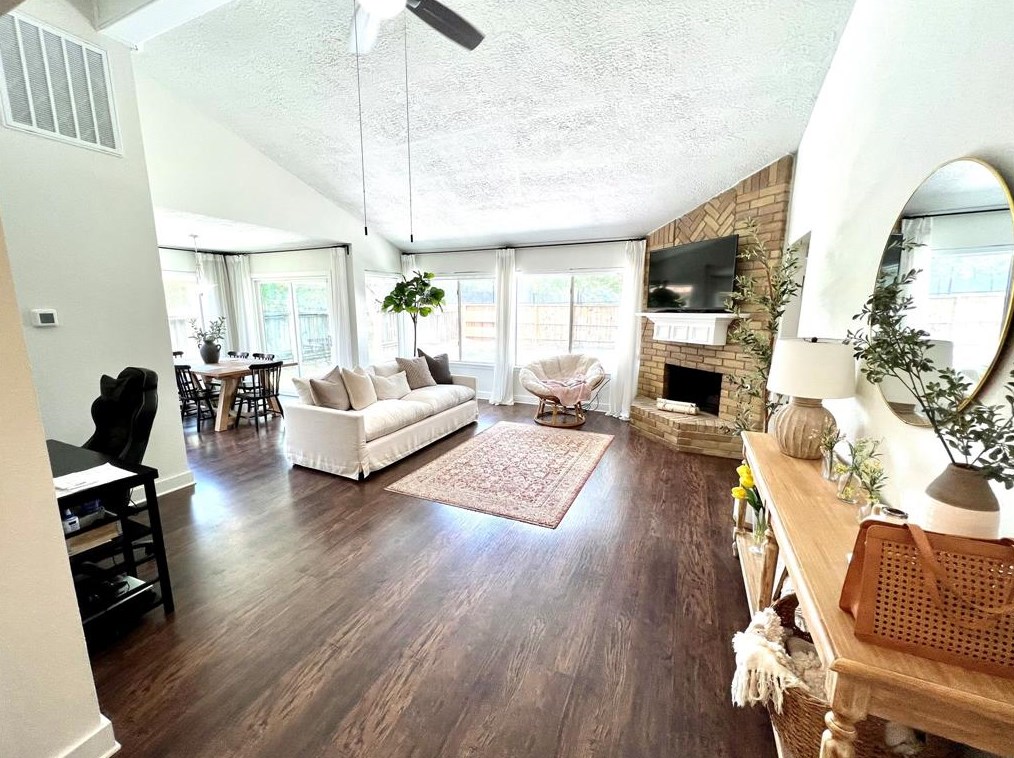 1111 W Belgravia Dr, Pearland, TX 77584