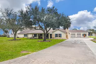 419 Western Acres Dr, El Campo, TX 77437 - Photo 2