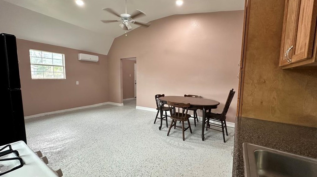 607 Clear Lake Rd, Highlands, TX 77562