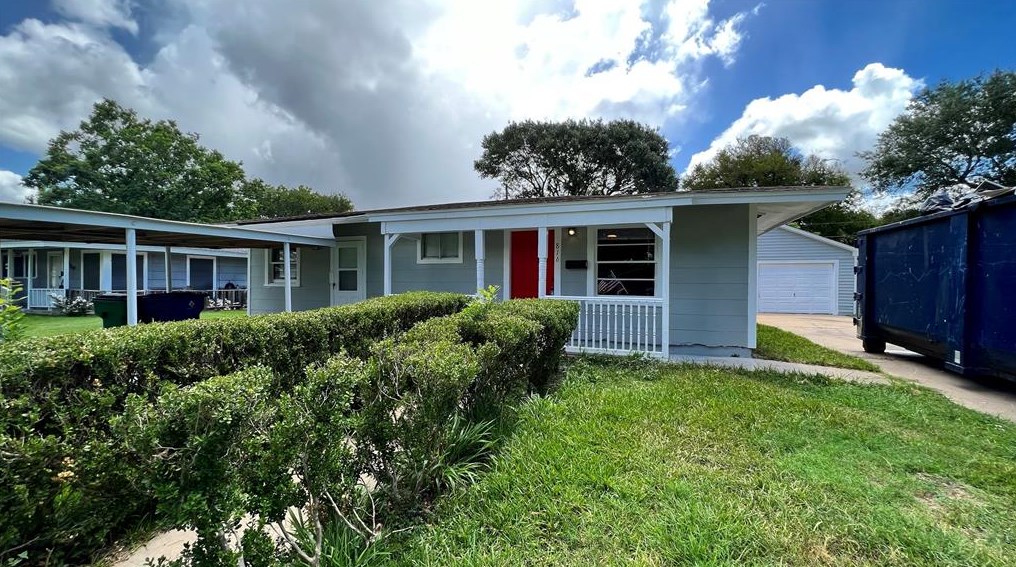 816 Higgins St, Angleton, TX 77515