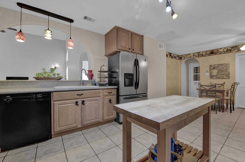 8009 Oakwood Frst Dr, Houston TX  77040-4431 exterior