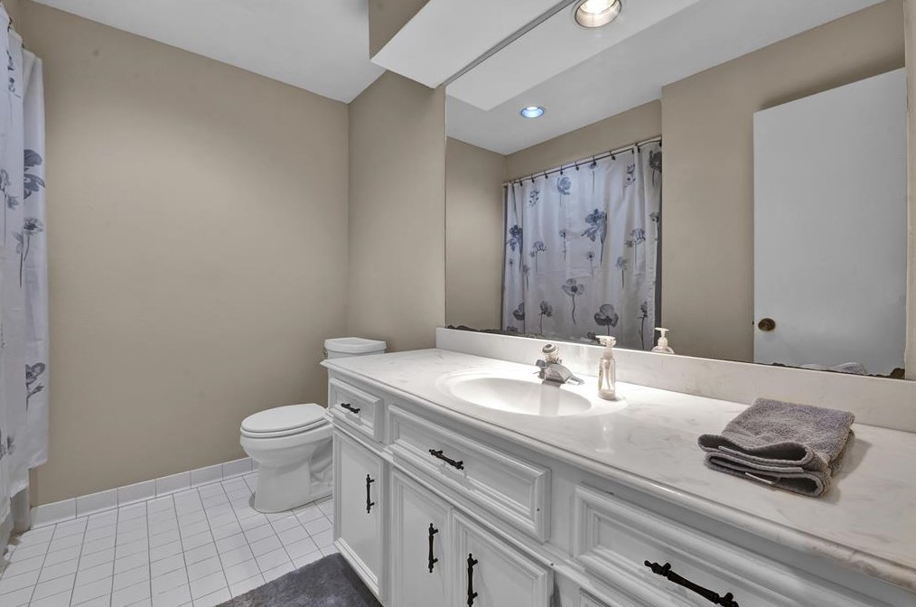 8009 Oakwood Frst Dr, Houston TX  77040-4431 exterior