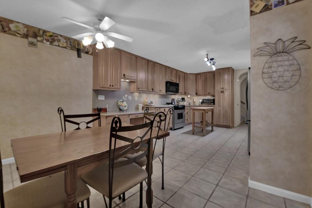 8009 Oakwood Frst Dr, Houston TX  77040-4431 exterior
