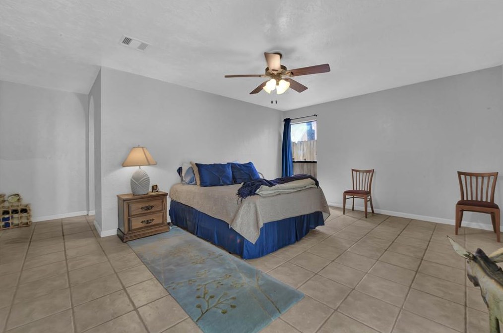 8009 Oakwood Frst Dr, Houston TX  77040-4431 exterior
