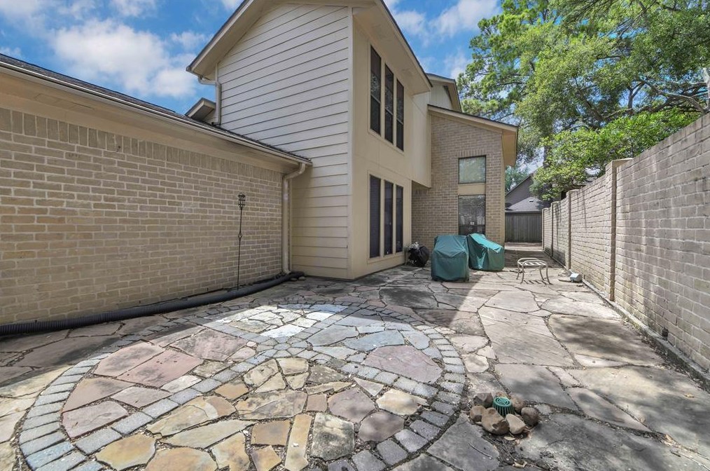 8009 Oakwood Frst Dr, Houston TX  77040-4431 exterior
