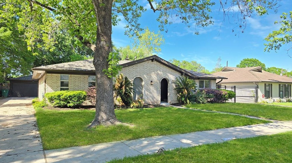 6214 Yarwell Dr, Houston, TX 77096-4628