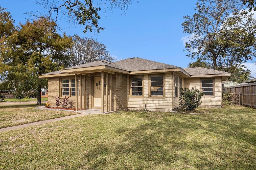 828 22nd Ave N, Texas City, TX 77590