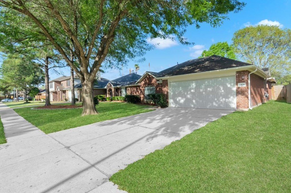 11830 Copperas Creek Dr, Sugar Land, TX 77498