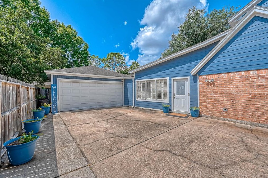 18015 Oakhampton Dr, Houston TX  77084-3261 exterior