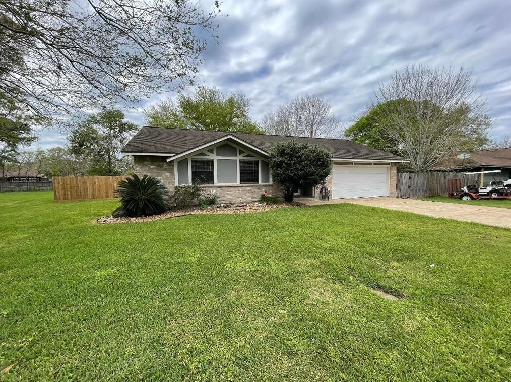 157 Forest Oaks Ln, Richwood, TX 77566