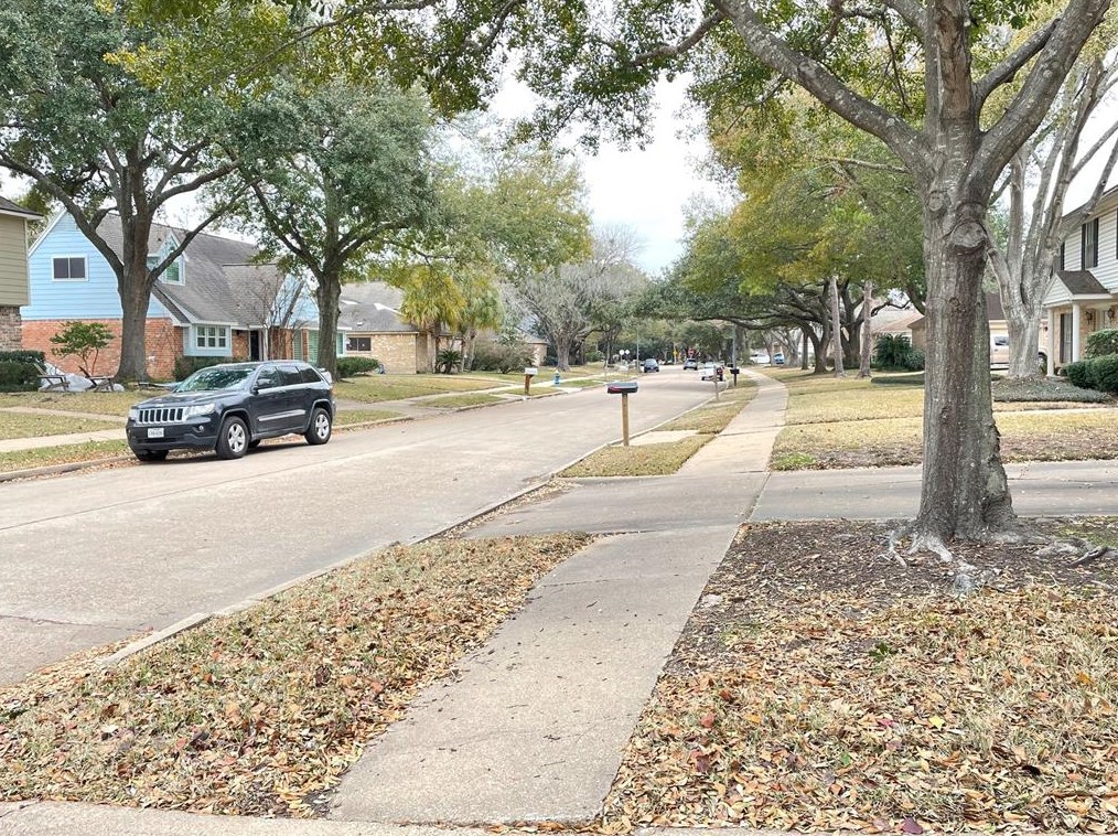 11310 Meadow Lake Dr, Houston TX  77077-6832 exterior