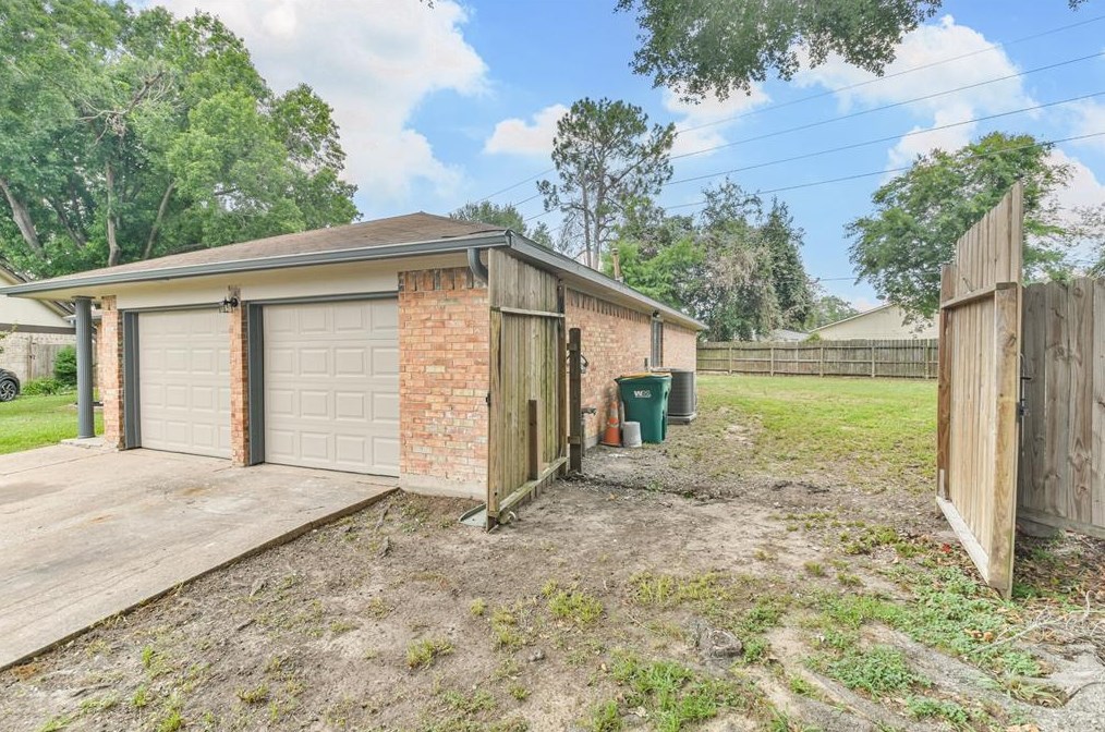 8511 Streamside Dr, Houston TX  77088-4411 exterior