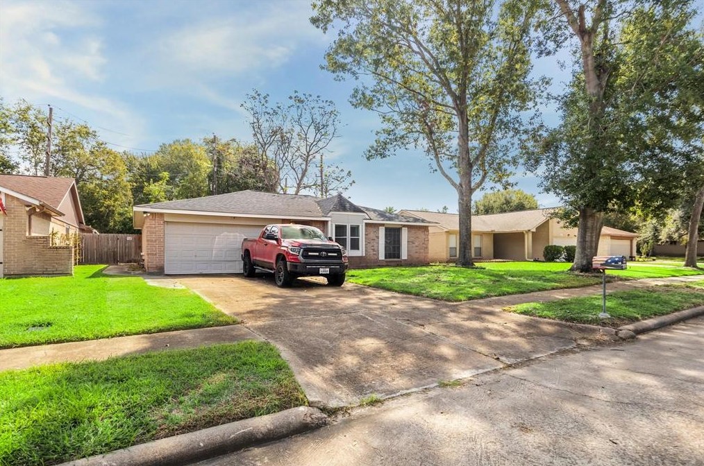 16623 Rippling Mill Dr, Sugar Land, TX 77498