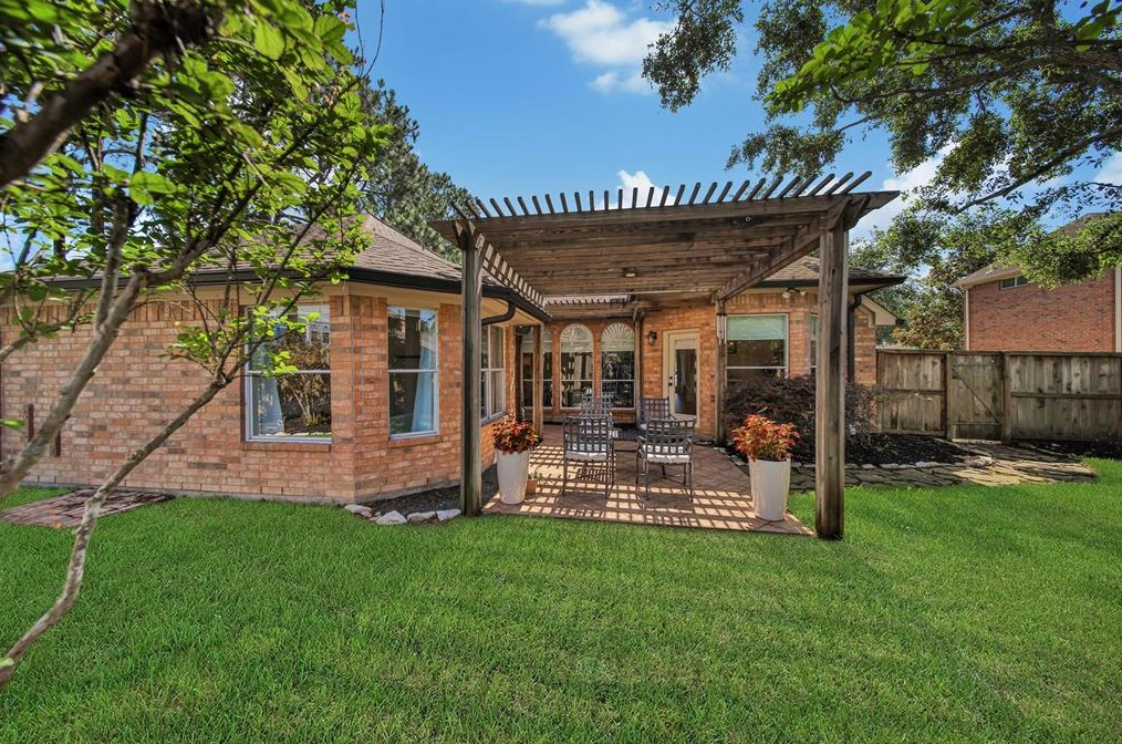 5631 Lk Pl Dr, Houston TX 77041-6653 exterior