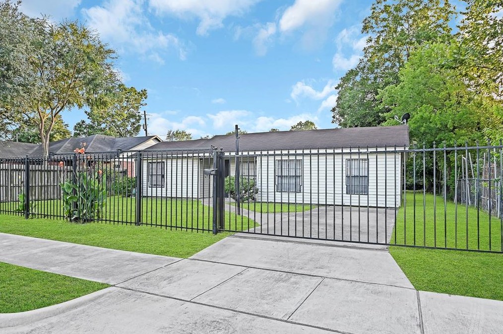 11733 Rubenstein St, Houston, TX 77076-1103