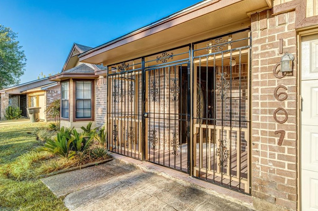 16607 Sentinel Dr, Houston TX  77053-5068 exterior