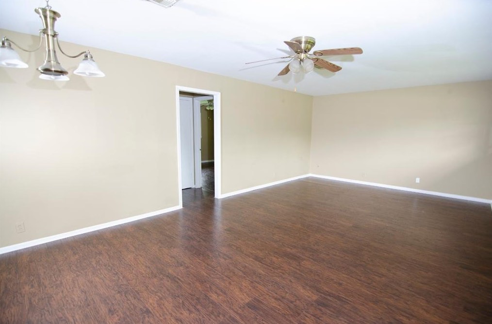 918 E Cedar St, Angleton, TX 77515