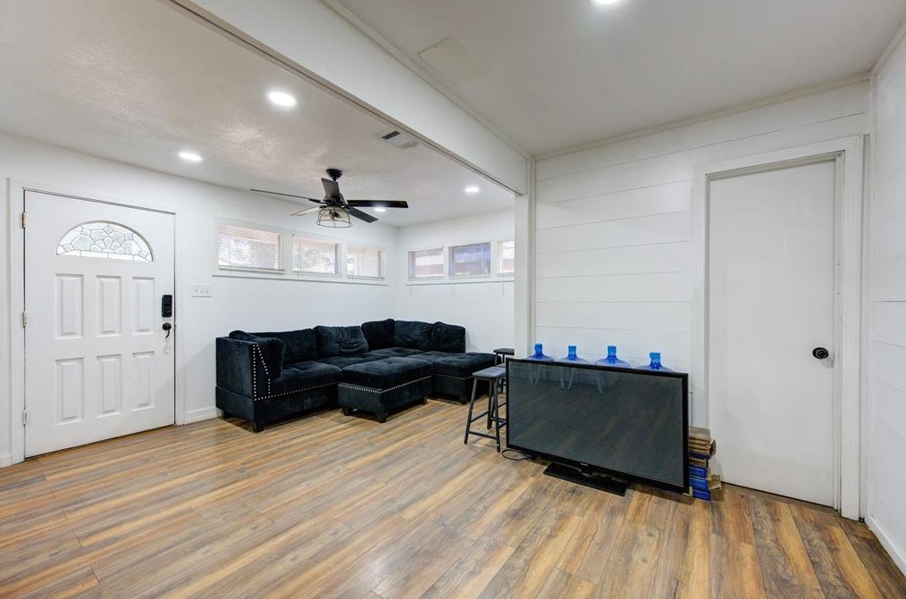 110 S Ave E, Humble, TX 77338