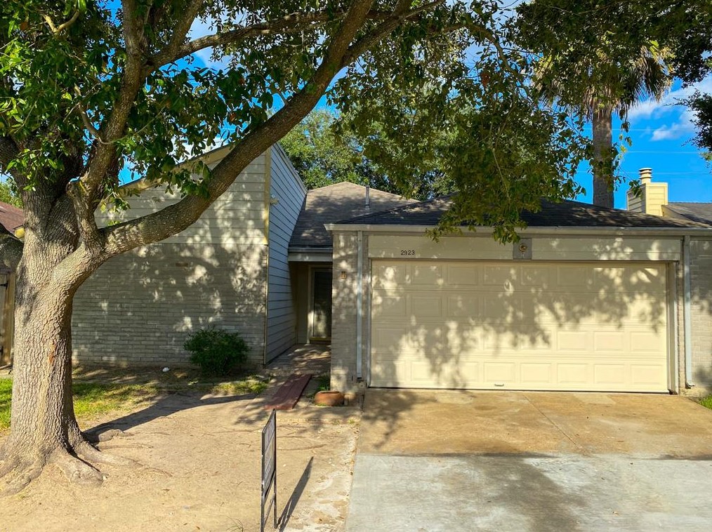 2923 Shadow Trail Dr, Houston, TX 77082-1905