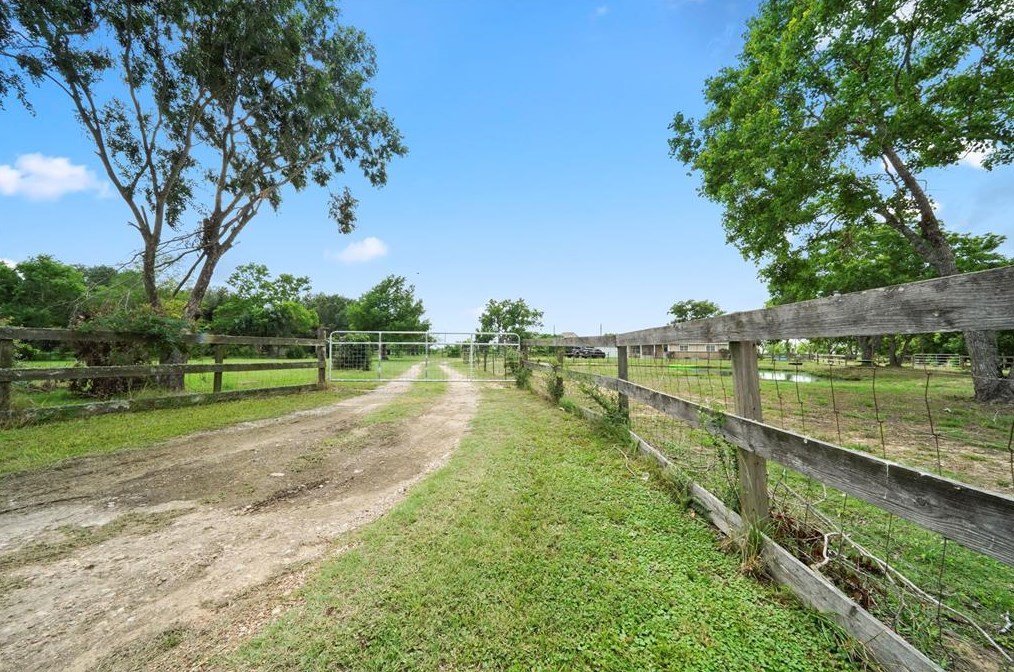 7503 Falcon Dr, Pattison, TX 77423