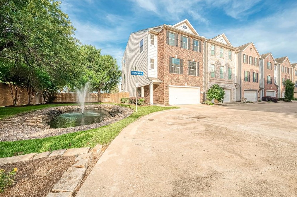 3403 Skyline Village Dr, Houston, TX 77057-7041