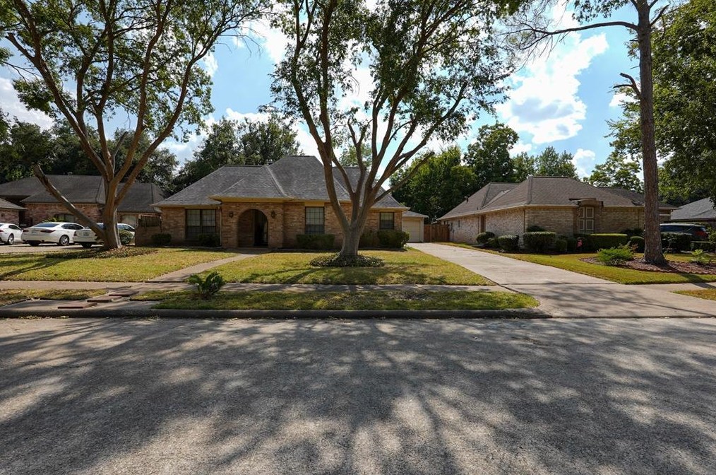 15423 La Paloma Dr, Houston, TX 77083-2417