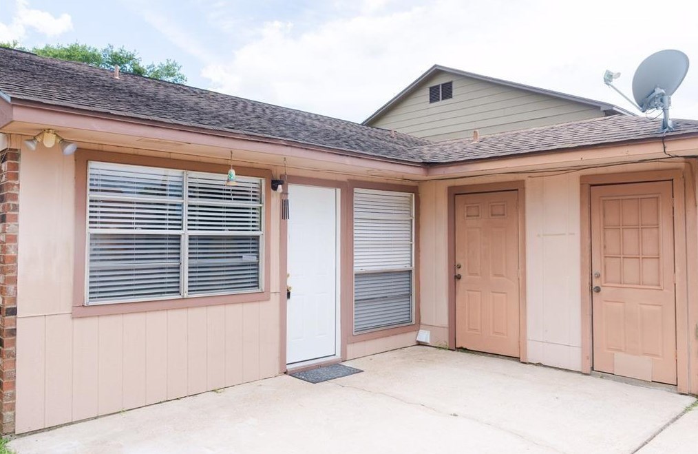 621 E Coombs #b, Alvin, TX 77511