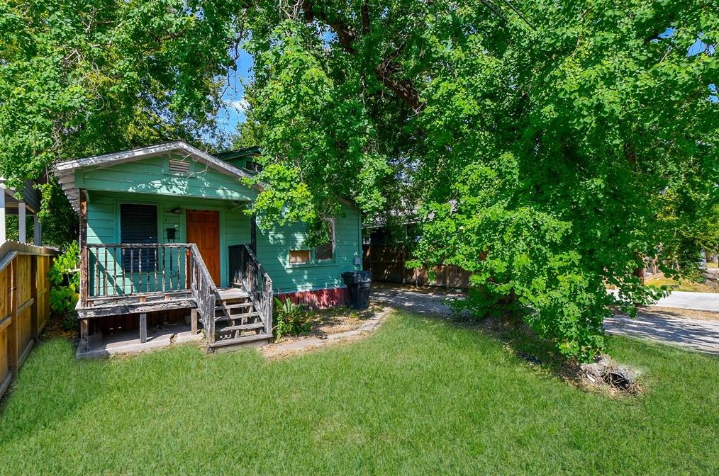 821 37th St, Houston, TX 77022-5025