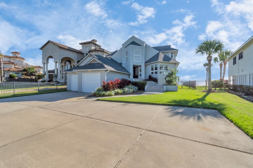 609 Bay Vista Dr, Taylor Lake Village, TX 77586