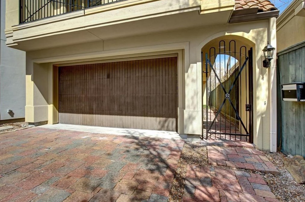2318 Welch St, Houston TX  77019-6032 exterior