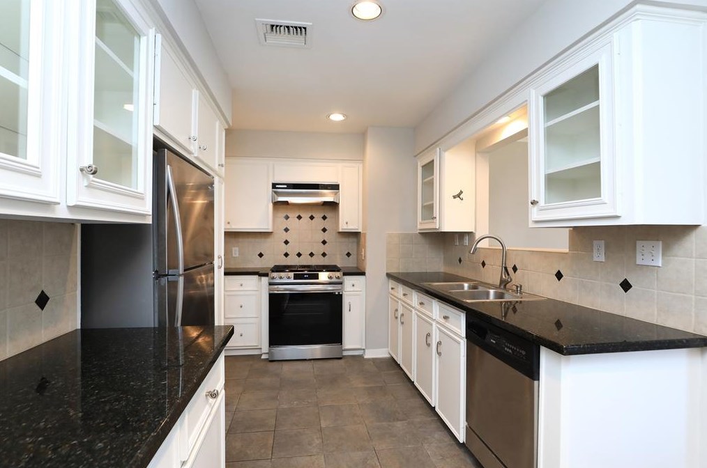5611 Whitehaven St, Bellaire, TX 77401