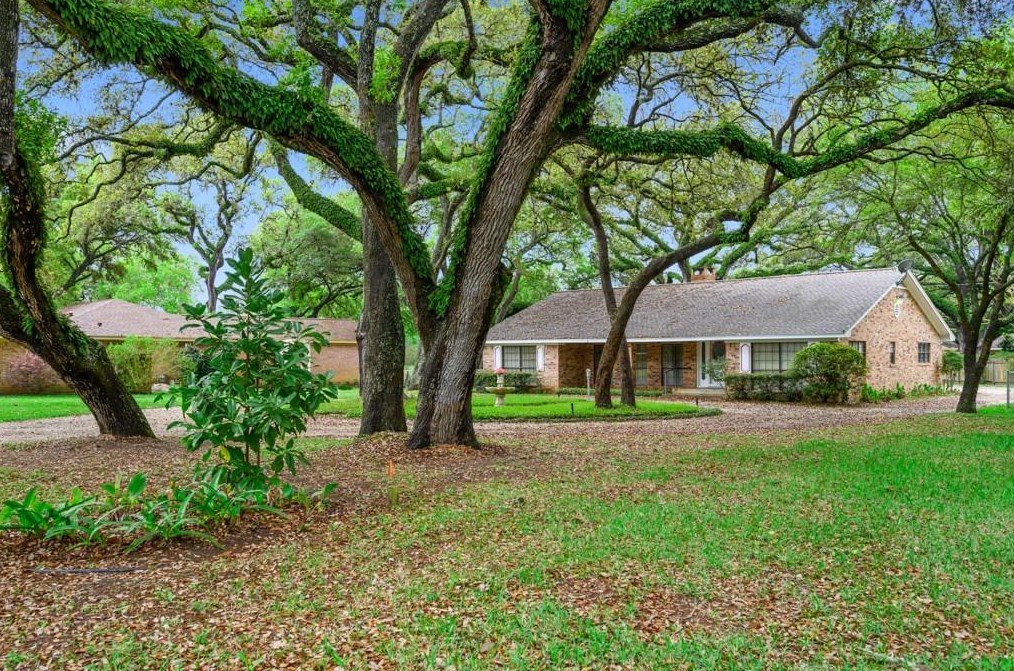 103 Memorial Ln, Columbus, TX 78934