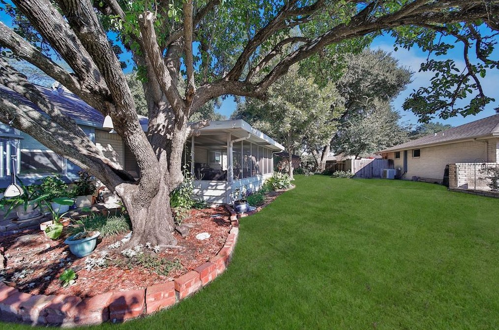 10858 Radford Ln, Houston TX  77099-4723 exterior