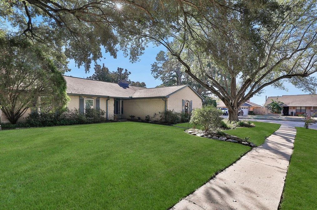 10858 Radford Ln, Houston, TX 77099-4723