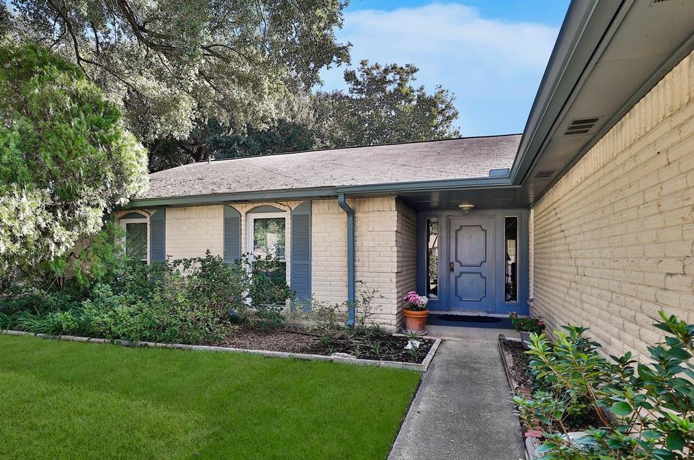 10858 Radford Ln, Houston TX  77099-4723 exterior