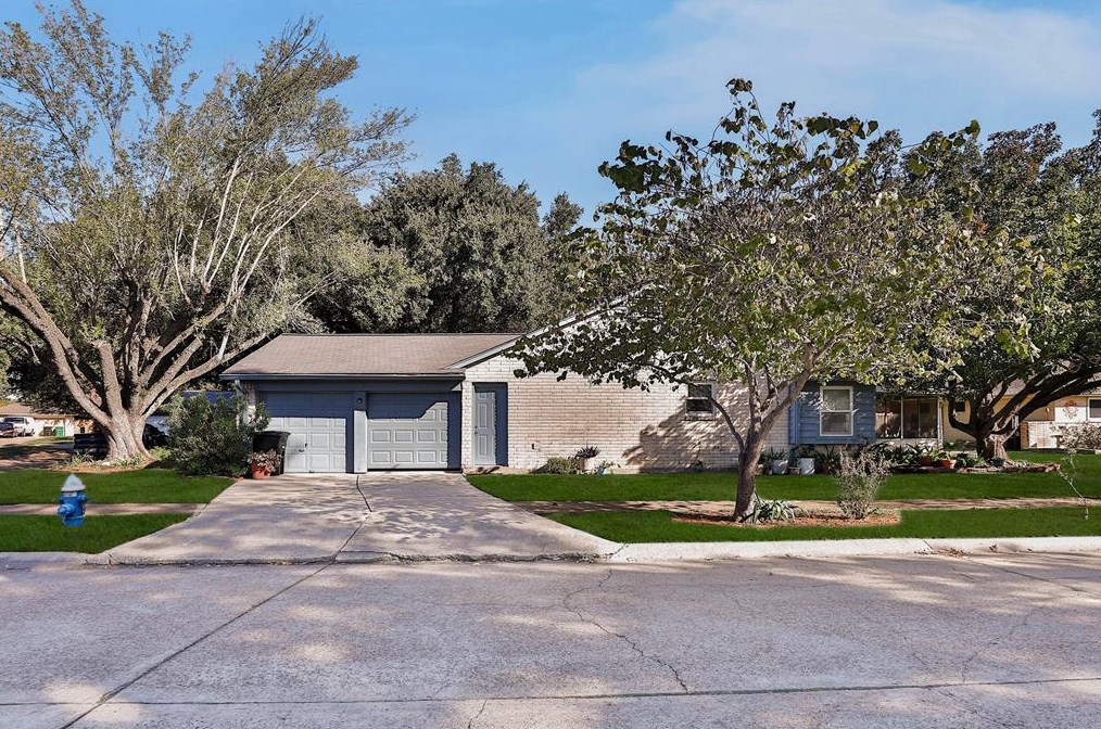 10858 Radford Ln, Houston TX  77099-4723 exterior