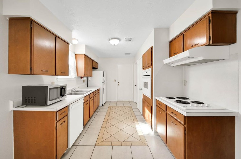 10858 Radford Ln, Houston TX  77099-4723 exterior