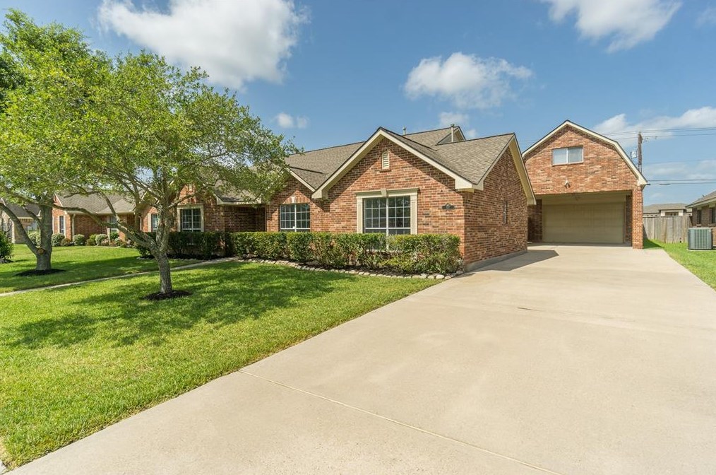 307 Torrey Ct, League City, TX 77573-2597
