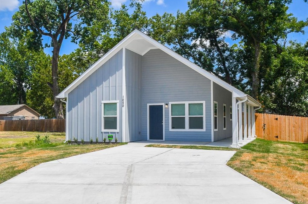 1050 Ellington St, Houston, TX 77088-5134