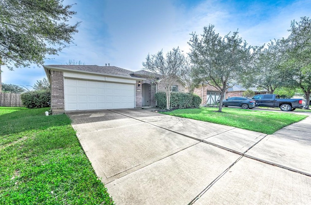 919 Butterfly Ln, Richmond, TX 77469
