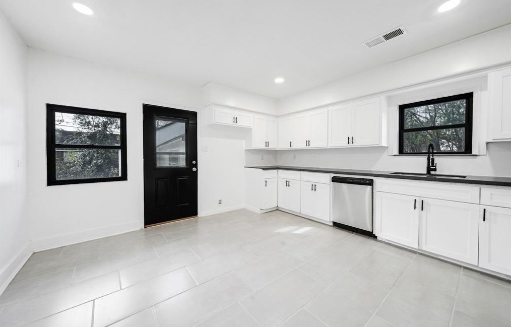 7010 Kinney, Houston TX  77087-4302 exterior